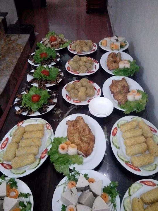 Cơm chay Âu Lạc, 227 Văn Chương. Quán cơm chay giản dị tại nhà riêng với độ ngon miệng được rất nhiều người đánh giá cao. Tuy nằm trong ngõ nhỏ nhưng ngày tuần, ngày lễ quán lúc nào cũng chật kín khách. Giá cả phải chăng, từ 25-35.000 đồng/suất với thực đơn phong phú. Món nem cuốn chay của nhà hàng được rất nhiều người khen ngợi và chia sẻ. 