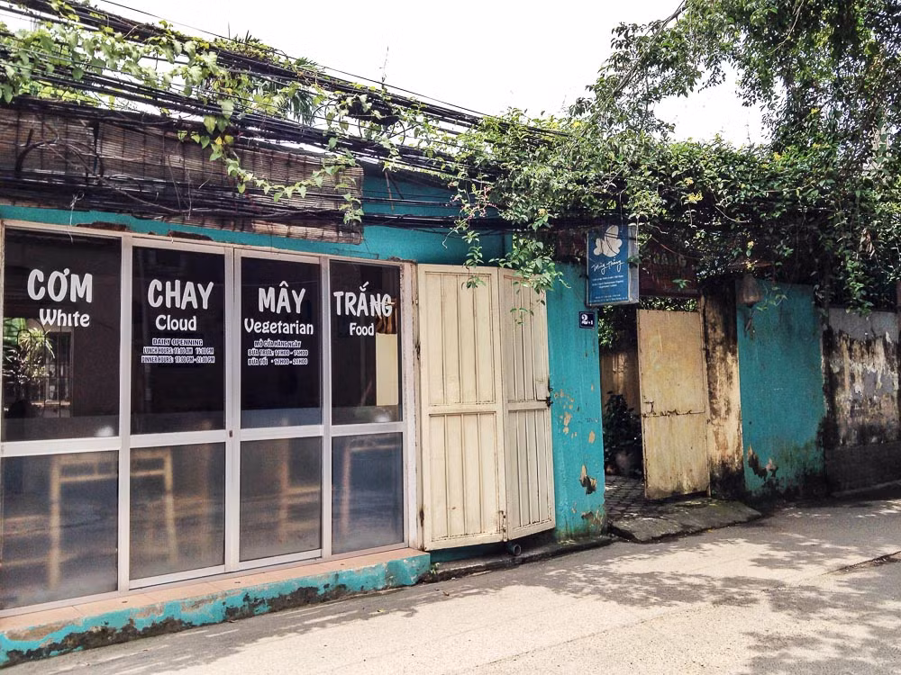 Cơm chay Mây Trắng, ngõ 12 Đặng Thai Mai. Quán rất nhỏ, chỉ đủ cho 4-5 bàn nhưng đồ ăn thì cực kỳ ngon và chất lượng phục vụ miễn chê. Không gian yên tĩnh, nên thơ rất phù hợp với những ai có tâm trạng thưởng thức đồ chay vào một buổi tối thanh nhã...