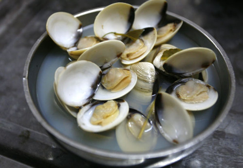 Ngao rửa sạch cho vào xoong luộc đến khi mở miệng. Giữ lại nước luộc ngao để nấu canh. Nhặt ruột ngao đem xào với hành cùng một chút nước mắm. Ảnh: amthucdongtay