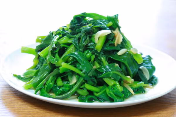 Bắc chảo lên bếp, để lừa thật to, đổ dầu vào chảo đun nóng già. Cho tỏi vào phi thơm và bỏ rau mồng tơi vào xào. Nêm gia vị vừa miệng. Rau xào chín tới thì tắt bếp.