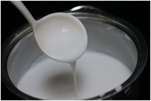 Thêm đường vào hỗn hợp khuấy tan. Chú ý điều chỉnh lượng đường phù hợp với khẩu vị. Ảnh: 2nau