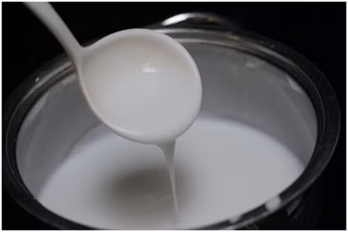 Thêm đường vào hỗn hợp khuấy tan. Chú ý điều chỉnh lượng đường phù hợp với khẩu vị. Ảnh: 2nau