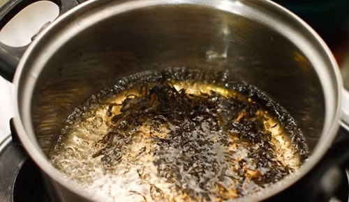 Đun sôi 100ml nước nóng, sau đó thả trà vào. Đun sôi khoảng 3 phút rồi lọc để bỏ xác trà và để nguội. Ảnh: wikilamdep