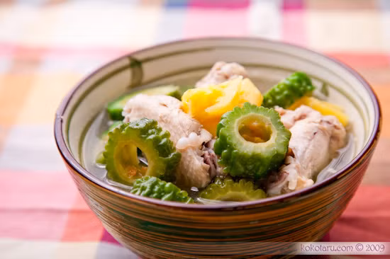 Canh gà nấu mướp đắng cùng dứa. Vị ngọt của gà, chút chua của dứa cùng vị đắng của mướp hòa quyện và cân bằng mang đến cho món canh hương vị riêng và ngon miệng. Ảnh: kokotaru.com.