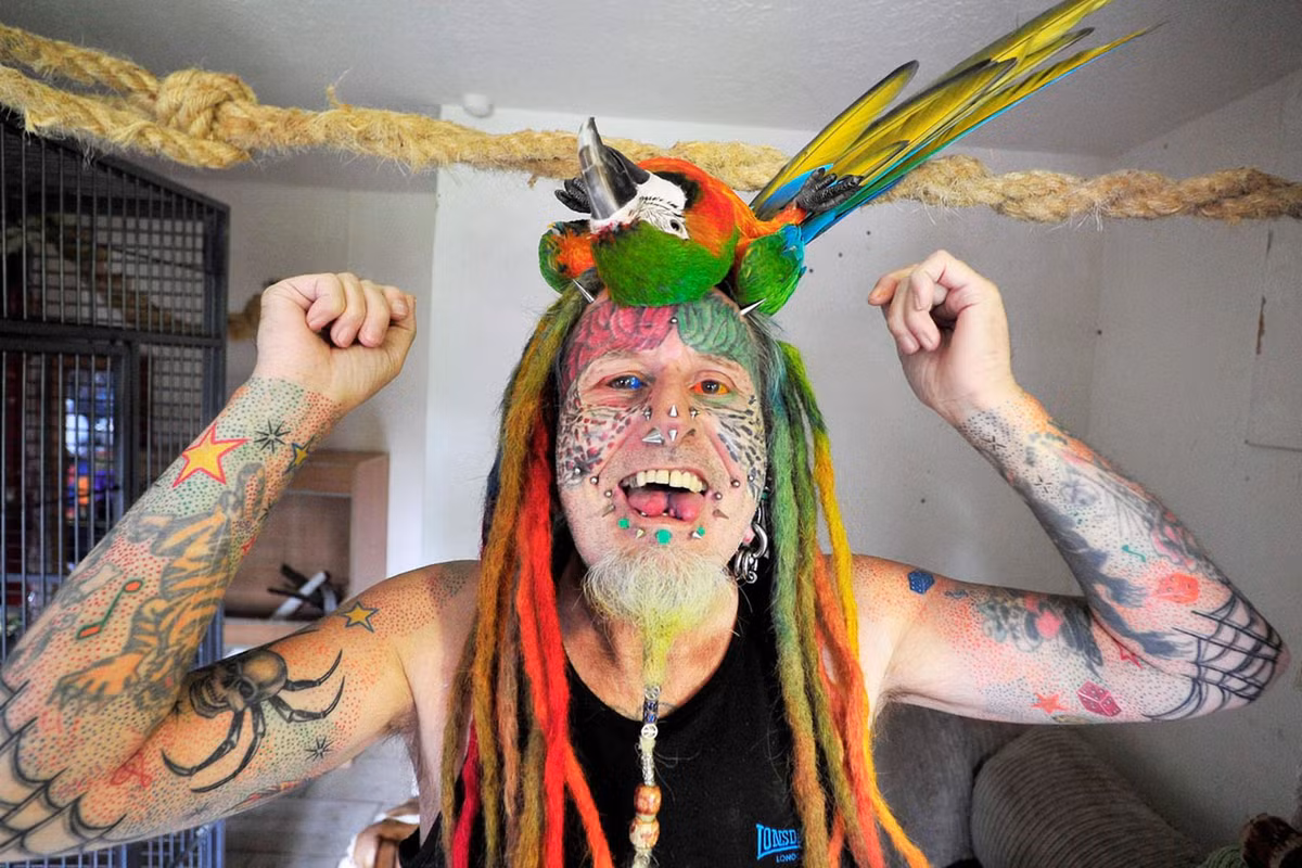 Nhờ khuôn mặt này, anh đã có gần 3000 yêu cầu kết bạn trên Facebook và rất nhiều ý kiến ủng hộ việc xăm mình.