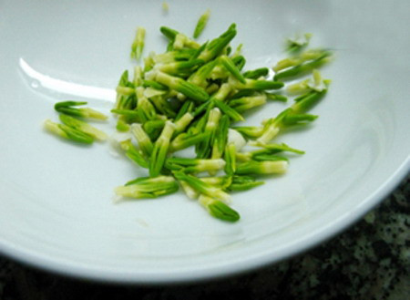 Không phải hạt sen đều tốt cho tất cả các loại bệnh. Nếu bị đầy bụng, khó tiêu, táo bón thì nên hạn chế dùng hạt sen.