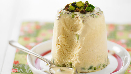 Kulfi là món tráng miệng truyền thống được giới trẻ Ấn Độ đặc biệt ưa thích. Nhìn bên ngoài, món ăn khá giống với kem bình thường tuy nhiên lại dai và mềm mịn hơn do được trộn thêm với bột gạo hoặc bột ngô. Ảnh: amazonaws