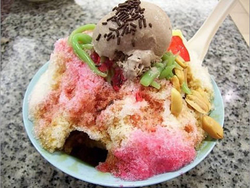 Ais Kacang là món đá bào tráng miệng của Malaysia. Trước đây, nguyên liệu chế biến Ais Kacang thường chỉ bao gồm đá bào và đậu đỏ. Tuy nhiên, ngày nay, các thành phần Ais Kacang đã phong phú hơn với ngô ngọt, hạt cọ, thạch, thậm chí có là lô hội, cendol, kem. Ảnh: cateringexpert