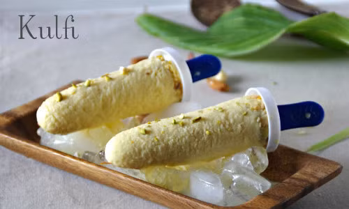 Sự kết hợp hoàn hảo giữa hương dịu nhẹ của hoa hồng và vị ngọt lịm của xoài khiến cho món kulfi xoài được ưa chuộng hơn cả. Kulfi thường được đặt thêm một chiếc lá hoặc que, giữ lạnh trong các nồi đất nung lớn gọi là matka, chứa đầy nước và muối. Ảnh: spicytasty