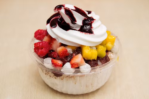 Patbingsu là món đá bào của Hàn Quốc. Patbingsu mang nghĩa là đậu đỏ và nước đá, đây cũng là những thành phần cơ bản của một bát patbingsu. Thêm vào đó, patbingsu có thể có thêm trái cây, sữa đặc có đường, siro và kem. Ảnh: asianinspirations.