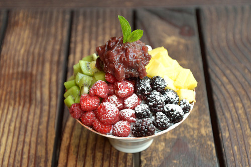 Món đá bào patbingsu đã xuất hiện cách đây vài thế kỷ. Cho đến ngày nay, patbingsu đã mang rất nhiều hương vị khác nhau, có thể có hoặc không có đậu đỏ. Một số hương vị phổ biến của patbingsu bao gồm trà xanh, cà phê và sữa chua. Ảnh: kimchee