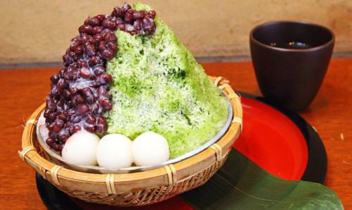 Các vị siro hay được dùng nhất là: dâu tây, anh đào, trà xanh, nho, dừa…. Một bát kakigori có thể có nhiều màu sắc từ nhiều loại si-rô khác nhau và sữa đặc sẽ được phủ lên trên cùng. Ảnh: timeout