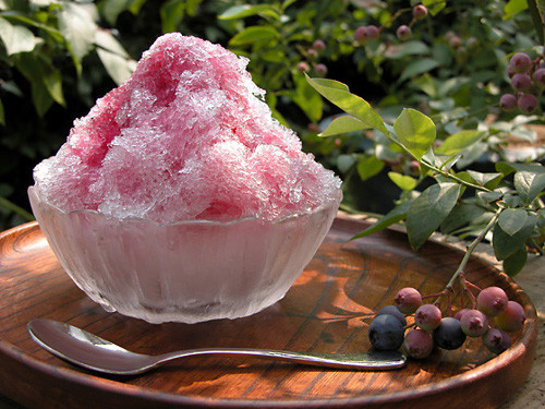 Kakigori là món đá bào của Nhật được dùng khá phổ biến trong các dịp lễ hội hoặc ở một số các nhà hàng Nhật. Món đá bào tráng miệng này, mang hương vị si-rô và sữa đặc rất đặc trưng. Kakigori không ăn kèm nhiều hoa quả, chủ yếu dùng si-rô để tạo hương vị cho đá. Ảnh: kawaiikakkoiisugoi