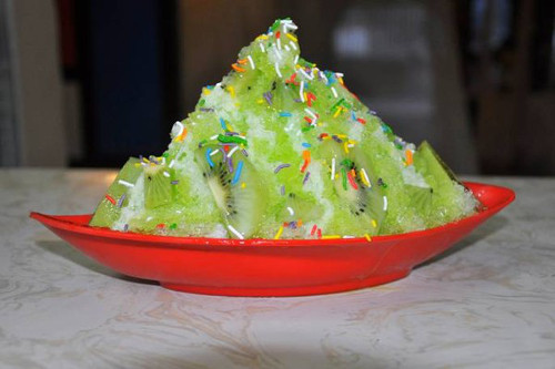 Khi sang Việt Nam, đá bào của Singapore được chế biến hoàn toàn từ 100% trái cây tươi nguyên chất phù hợp với khẩu vị người Việt. Sự kết hợp hoàn hảo của các loại trái cây tươi ngon và công thức chế biến khiến cho nhiều thực khách thích thú hơn cả đá bào của Singapore. Ảnh: trithuctre