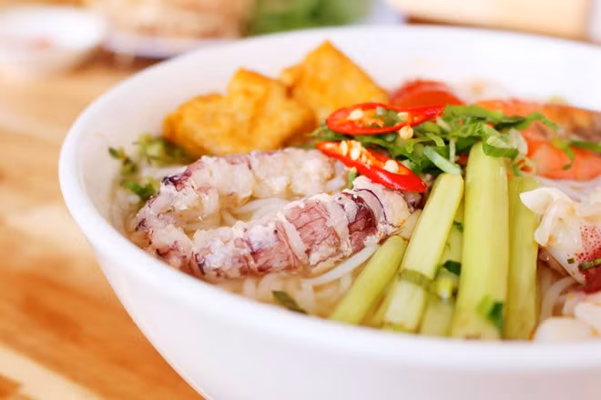 Bún bề bề. Món bún bề bề thơm phức, nóng hổi, ngòn ngọt vô cùng hấp dẫn cho bữa sáng. Cách nấu bún bề bề không quá khó, vì thế ngay tại nhà bạn cũng có thể nấu cho gia đình một bữa sáng tươi ngon như ngoài hàng. Nguyên liệu gồm có bề bề, bún tươi, xương lợn, đậu phụ, rau cần hoặc cải ngọt, cải chíp tùy ý, cà chua, hành hoa, mùi tàu, hành khô, tương ớt, chanh, mắm, hạt nêm, gia vị... Ảnh: news.zdn.vn.