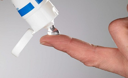 Những người để vết thương tự đóng vảy sẽ để lại sẹo xấu xí, trong khi để nước dây vào vết thương sẽ tăng khả năng viêm nhiễm và oxy già không thực sự làm cho vi khuẩn bị chết. Trong trường hợp này, bạn nên dùng thuốc mỡ kháng sinh OTC bôi vào sau khi đã rửa tay sạch, rồi mới băng gạc lại thật chặt.