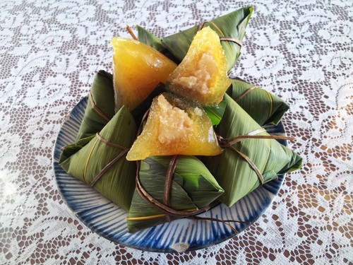 Bánh tro thường ăn với đường hoặc mật. Mỗi vùng có một kiểu gói bánh khác nhau. Có nơi gói hình thuôn dài, có nơi gói hình chóp tam giác… Bánh mềm mại vị nhạt tính mát, có màu từ nhạt đến nâu sẫm phụ thuộc loại nước tro sử dụng. Bánh là món ăn mát lành, chống ngấy rất tốt. Ảnh: mav.