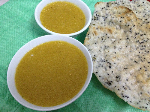 Chè kê ở Huế thường ăn kèm với bánh tráng mè. Lúc ăn không cần muỗng mà dùng bánh tráng để xúc. Vị giòn của bánh tráng hòa lẫn với vị ngọt của đường, vị dẻo thơm của kê và thơm cay thoang thoảng của gừng tươi. Ảnh: giacngo