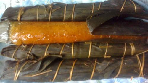 Bánh tro. Bánh tro còn được gọi là bánh ú tro, bánh gio, bánh âm, bánh nẳng... Bánh có màu vàng đậm do gạo nếp được ngâm từ nước tro đốt bằng củi các loại cây khô, sau đó gói trong lá chuối rồi đem luộc. Nhân bánh có thể mặn hoặc ngọt, đôi khi không nhân. Ảnh: mytour.