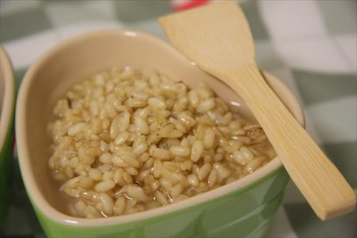 Rượu nếp. Theo quan niệm dân gian, ngày 5/5 âm lịch là ngày giết sâu bọ. Chính vì vậy rượu nếp đã trở thành một trong những món ngon ngày Tết Đoan Ngọ. Vị nồng của cơm nếp hòa với men cay của rượu sẽ có tác dụng loại bỏ những loài ký sinh có hại trong cơ thể. Gạo được chọn để nấu cơm rượu nếp là loại nếp cẩm, hoặc nếp cái hoa vàng. Ảnh: photobucket