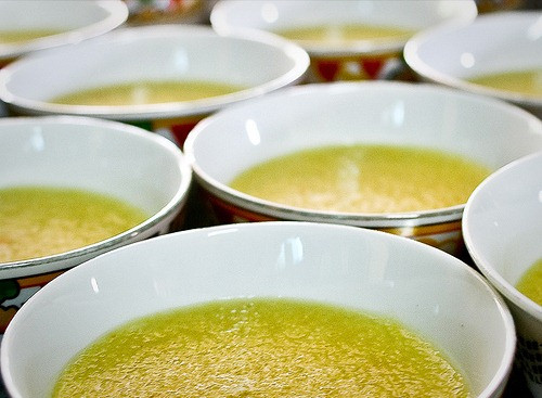 Chè kê là món ăn đặc trưng ngày Tết Đoan Ngọ ở Huế. Hạt kê sau khi xay cho tróc vỏ đem vào ngâm và đun sôi đến khi nở mềm, sền sệt. Thêm đường và nước gừng sẽ cho ra nồi chè thơm phức với màu vàng kê quyến rũ. Ảnh: ivivu