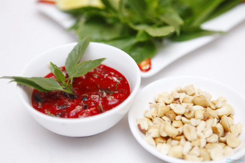 Vịt được chế biến thành nhiều món như vịt luộc chấm mắm gừng, vịt kho, bún măng vịt, vịt om sấu. Trong đó tiết canh vịt phổ biến hơn cả. Ảnh: 2nau