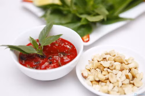 Vịt được chế biến thành nhiều món như vịt luộc chấm mắm gừng, vịt kho, bún măng vịt, vịt om sấu. Trong đó tiết canh vịt phổ biến hơn cả. Ảnh: 2nau