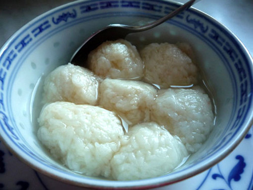 Mỗi miền lại có những đặc trưng riêng về thời gian và cách ủ rượu nếp. Trong khi cơm rượu nếp miền Bắc để rời từng hạt thì cơm rượu của người miền Trung được ép thành từng khối, và cơm rượu miền Nam được viên tròn. Ảnh: zing