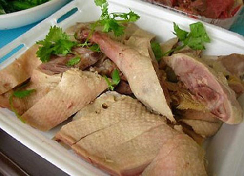 Thịt vịt. Không phổ biến như rượu nếp nhưng thịt vịt là một món ăn không thể thiếu trong ngày Tết "giết sâu bọ" của người dân một số vùng trên đất nước ta. Theo quan niệm, vịt có tính hàn, giải nóng, làm mát cơ thể trong những ngày oi bức. Ảnh: danviet