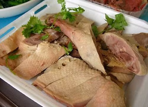 Thịt vịt. Không phổ biến như rượu nếp nhưng thịt vịt là một món ăn không thể thiếu trong ngày Tết "giết sâu bọ" của người dân một số vùng trên đất nước ta. Theo quan niệm, vịt có tính hàn, giải nóng, làm mát cơ thể trong những ngày oi bức. Ảnh: danviet