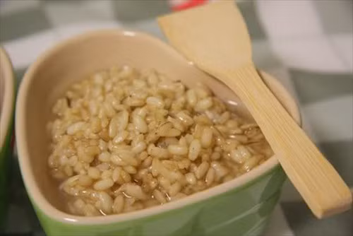 Rượu nếp. Theo quan niệm dân gian, ngày 5/5 âm lịch là ngày giết sâu bọ. Chính vì vậy rượu nếp đã trở thành một trong những món ngon ngày Tết Đoan Ngọ. Vị nồng của cơm nếp hòa với men cay của rượu sẽ có tác dụng loại bỏ những loài ký sinh có hại trong cơ thể. Gạo được chọn để nấu cơm rượu nếp là loại nếp cẩm, hoặc nếp cái hoa vàng. Ảnh: photobucket