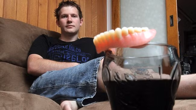 William không thể ngừng uống Coca mỗi ngày mặc dù đã được cảnh báo về các tác hại của loại đồ uống này. Ảnh: resources1.news.com.au.