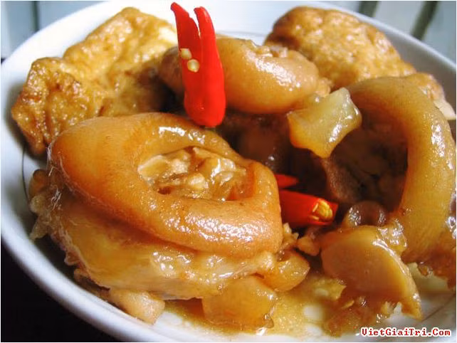 Nguyên liệu cho món móng giò kho giấm kiểu Hoa: 1 cái giò heo (khoảng 1kg), 500g củ cải trắng, 1 chén giấm ăn, 1 củ tỏi, 2 trái ớt. Gia vị: Nước mắm, đường, bột ngọt, dầu ăn. Tùy khẩu vị của các thành viên trong gia đình mà chọn giò trước hoặc giò sau. Phần chân trước có ưu điểm là chắc gọn, nhiều gân, khi ăn giòn giòn, dai dai rất hấp dẫn. Phần chân sau lại có nhiều thịt và khá mềm. 