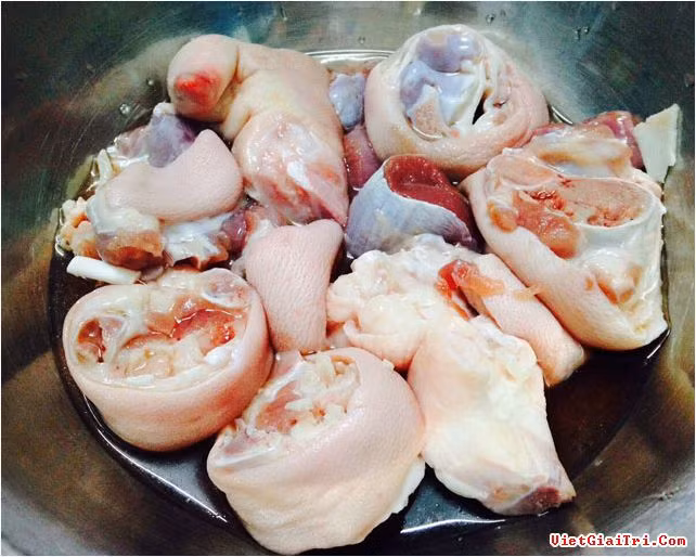 Để làm món móng giò kho dấm kiểu Hoa, đầu tiên bạn cạo sạch với nước nóng, ngâm muối để khử mùi. Chặt và ướp với 3 muỗng canh nước mắm, 1 muỗng canh đường và 1 muỗng cà phê bột ngọt. Để khoảng 30 phút cho giò thấm gia vị rồi mới bắt đầu chế biến.