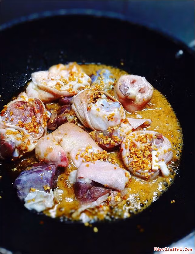 Lấy một củ tỏi và một trái ớt sừng bằm nhuyễn. Bắc xoong lên bếp, cho một ít dầu ăn vào phi tỏi ớt đến khi vàng múc cho vào tô giò đang ướp. Củ cải trắng chọn củ suôn, chắc, gọt vỏ cắt khoanh khoảng 3cm rồi chẻ làm tư. Một số người không thích hoặc không ăn được củ cải trắng vì hơi đắng và có mùi hăng. Tuy vậy hãy cứ cho một ít củ cải vào kho cùng giò heo để át đi mùi giò và làm cho món kho bớt ngấy.