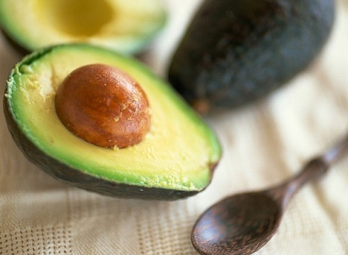 Bơ không chỉ có vị béo, bùi, dẻo ngon mà còn đem lại nhiều dưỡng chất và khoáng tố cần thiết cho sự phát triển của trẻ nhỏ như sắt, kali, chất xơ, các vitamin… Do có độ mềm, mịn nên bơ có thể dùng ngay mà không cần chế biến. Ảnh: suckhoenhi