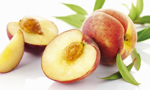 Đào chứa nhiều beta-carotene và kali nên là một loại thức ăn lý tưởng cho bé. Đào rửa sạch và cho vào nồi nước sôi khoảng 45 giây rồi vớt ra thả luôn vào một tô nước đá lạnh. Sau đó, vớt đào ra, gọt vỏ, cắt thành miếng và cho vào máy xay xay nhuyễn. Ảnh: media