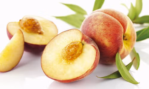 Đào chứa nhiều beta-carotene và kali nên là một loại thức ăn lý tưởng cho bé. Đào rửa sạch và cho vào nồi nước sôi khoảng 45 giây rồi vớt ra thả luôn vào một tô nước đá lạnh. Sau đó, vớt đào ra, gọt vỏ, cắt thành miếng và cho vào máy xay xay nhuyễn. Ảnh: media