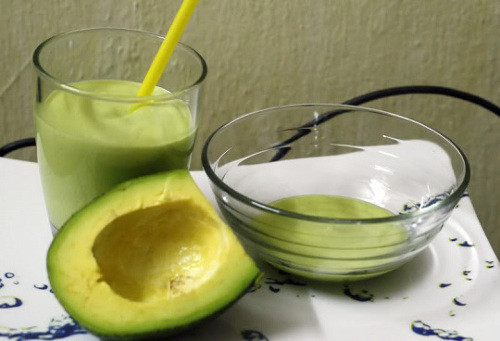 Chỉ cần bỏ hạt, nạo cùi cơ, dằm nhuyễn hoặc cho vào máy xay mịn. Có thể thêm sữa mẹ hoặc sữa bột nếu cần. Với những bé lớn hơn từ 8-12 tháng, có thể kết hợp bơ cùng nhiều thực phẩm khác như sữa chua, xoài, đu đủ…Ảnh: bibomart