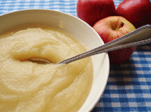 Táo rửa sạch, gọt vỏ, bỏ lõi, cắt miếng vuông nhỏ, đun sôi đến khi táo mềm. Sau đó vớt táo ra để ráo. Cho táo vào máy xay thật nhuyễn. Có thể bảo quản sốt táo trong ngăn mát tủ lạnh 3-5 ngày cho bé ăn dần. Ảnh: huggies