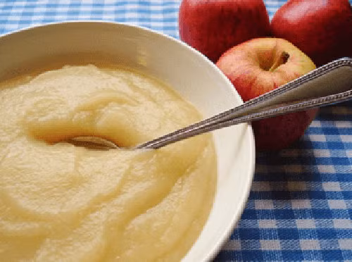 Táo rửa sạch, gọt vỏ, bỏ lõi, cắt miếng vuông nhỏ, đun sôi đến khi táo mềm. Sau đó vớt táo ra để ráo. Cho táo vào máy xay thật nhuyễn. Có thể bảo quản sốt táo trong ngăn mát tủ lạnh 3-5 ngày cho bé ăn dần. Ảnh: huggies