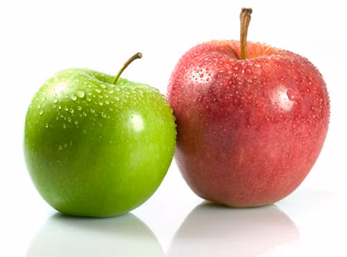 Sốt táo. Táo chứa nhiều vitamin C và giàu chất xơ nên rất tốt cho sức khỏe. Theo nghiên cứu, táo có thể giúp ngăn ngừa bệnh hen suyễn. Sốt táo là món ăn dặm đơn giản, có vị ngọt thanh được hầu hết các bé yêu thích. Ảnh: chlolina