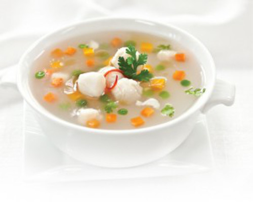 Nêm gia vị vừa ăn. Hòa tan bột năng hoặc bột sắn với ít nước, cho vào súp để tạo độ sánh. Cuối cùng, thêm vỏ dưa hấu, chả mực vào nấu vừa sôi là được. Để vỏ dưa hấu giòn chỉ nên nấu vừa chín đến. Ảnh: chamuchalong.