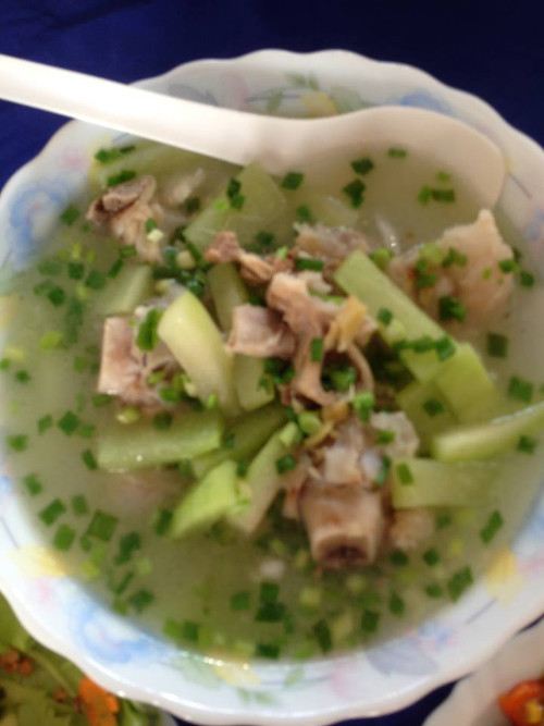 Sườn chín mềm thì cho cùi dưa hấu đã thái miếng vào đun. Nêm gia vị cho vừa ăn. Canh sôi trở lại thì cho gừng đập dập vào. Múc sườn ra bát, đổ cùi dưa lên trên. Sau đó rắc hành lá thái nhỏ lên trên cùng. Ảnh: vnthuquan