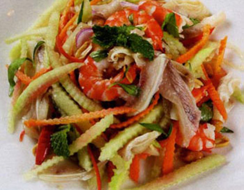 Gỏi vỏ dưa hấu là món ăn khá lạ nhưng rất ngon và bổ dưỡng. Món ăn thích hợp với người cao tuổi bị cao huyết áp. Vỏ dưa hấu, bỏ phần vỏ xanh. Phần cùi trắng thái sợi nhỏ. Ớt chuông ngâm vào nước cho đỡ hăng. Giò lụa thái sợi chỉ. Tôm luộc chín, bóc vỏ. Ảnh: media