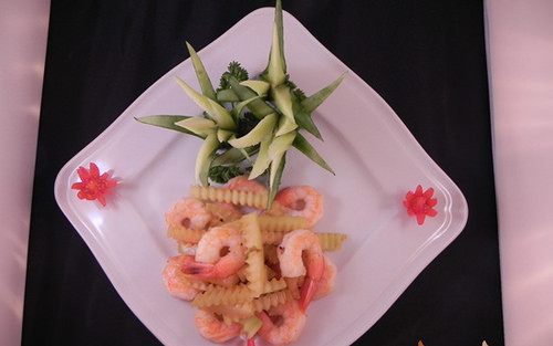 Bạn có thể làm món ngon từ vỏ dưa hấu với hải sản. Vỏ dưa hấu thái miếng vừa ăn. Tôm bóc vỏ, bỏ đầu, đuôi. Cồi sò điệp rửa sơ, để ráo. Phi thơm tỏi và gừng băm rồi cho vỏ dưa hấu, tôm, cồi sò điệp vào xào chín. Nêm gia vị vừa ăn rồi đổ xào ra đĩa, rắc vừng lên trên. Món ăn ngon hơn khi dùng nóng và thường ăn kèm nước tương, giấm đỏ, tương ớt. Ảnh: staticflickr