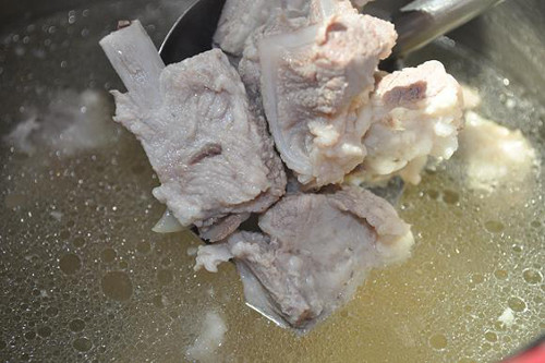 Canh sườn cùi dưa hấu có vị ngọt mát của cùi dưa và vị thơm của gừng. Sườn non chặt miếng vừa ăn, trần qua nước sôi rồi cho vào ninh. Ảnh: phununet