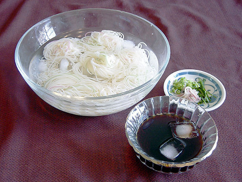 Khi thưởng thức, món mì Somen được chan thêm nước đá kèm theo chút rau xanh, các loại củ quả hay các loại thịt khác nhau và chấm với một loại nước chấm nhạt gọi là tsuyu. Điều đặc biệt là mỳ được ăn bằng loại đũa tre xanh mới vuốt. Người Nhật cho rằng khi đưa đũa mì lên miệng sẽ có cảm giác cực kì mát lạnh, cái oi bức cũng bị cuốn trôi mất. Ảnh: xknb