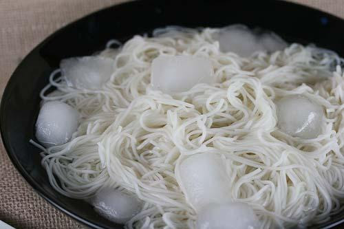 Mì lạnh Somen. Vào mùa nóng, người Nhật chú trọng chọn thực phẩm có tính mát, có tác dụng giải nhiệt, đa dạng về độ đạm. Mì lạnh là món ăn giúp giải nhiệt vô cùng hiệu quả. Mì Somen có sợi mảnh, màu trắn, được làm từ bột mì nhào nhuyễn trộn với muối. Món mì Somen được trình bày rất cầu kỳ với nhiều hương vị và màu sắc khác nhau. Ảnh: yeudulich.