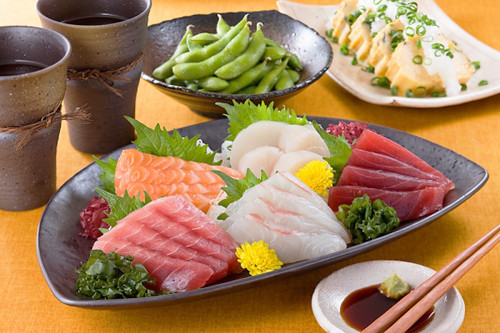 Sashimi thường ăn kèm với sốt shoyu và wasabi. Để làm dậy mùi nước tương, người ta thường bỏ wasabi vào chén và xịt nước tương lên. Ăn wasabi chung với sashimi không chỉ làm gia tăng hương vị, mà còn diệt vi khuẩn có hại và các loại ký sinh trùng thường có ở hải sản tươi sống. Ảnh: ichibasushi